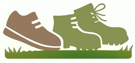 kolme kenkää kävelee nurmikolla